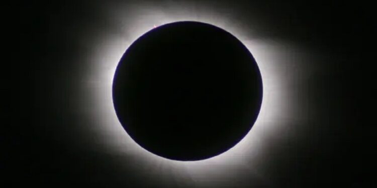 غير مشاهد في المملكة.. خسوف كُلّي للقمر الجمعة المقبل