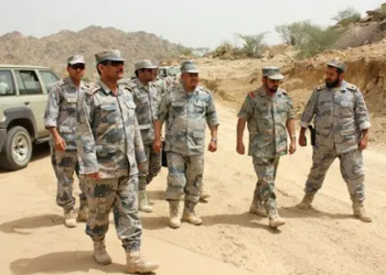 حرس الحدود في جازان يلقي القبض على 4 مخالفين لنظام أمن الحدود لتهريبهم 198 كيلوجرامًا من “القات المخدر”