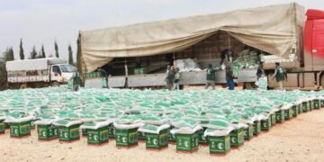 توزيع 1.000 سلة غذائية و1.000 حقيبة صحية من مركز الملك سلمان للإغاثة في بلدة جنديرس بحلب