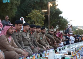 محافظ الخرج يشارك رجال الأمن وجبة الإفطار في الميدان