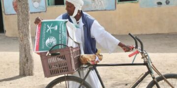 مركز الملك سلمان للإغاثة يوزع 530 سلة غذائية في مركز تهاميم بولاية البحر الأحمر بالسودان