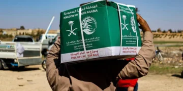 مركز الملك سلمان للإغاثة يوزّع 233 سلة غذائية في بلدة الحمرات بحمص