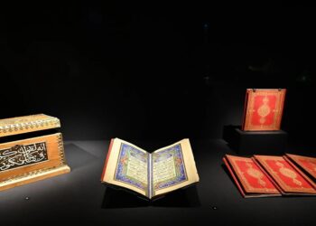 منسوجات مذهّبة تتألق في قسم “المنورة” ببينالي الفنون الإسلامية