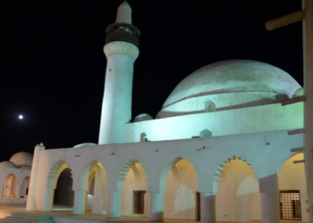 محافظ الأحساء يدشّن مبادرة لصيانة 781 مسجدًا في المحافظة