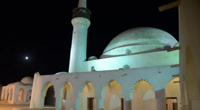 محافظ الأحساء يدشّن مبادرة لصيانة 781 مسجدًا في المحافظة