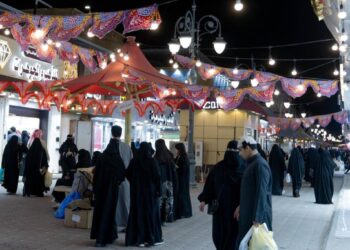 مع اقتراب العيد.. حركة تجارية نشطة في الأسواق بالمنطقة الشمالية