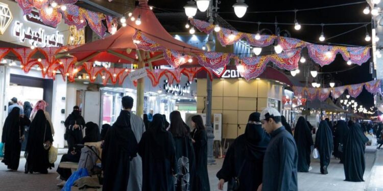 مع اقتراب العيد.. حركة تجارية نشطة في الأسواق بالمنطقة الشمالية