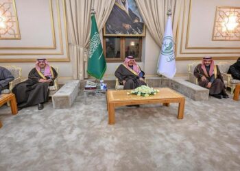 أمير منطقة القصيم يكرّم 57 طالبًا وطالبة بجائزة “منافس”