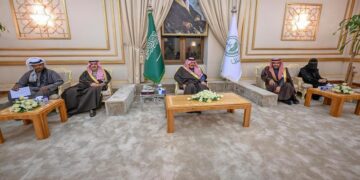 أمير منطقة القصيم يكرّم 57 طالبًا وطالبة بجائزة “منافس”