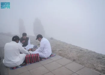 مرتفعات منطقة الباحة وسحر الضباب تجمع الصائمين للإفطار