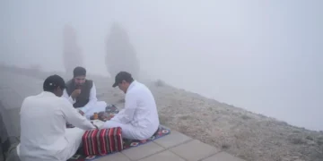 مرتفعات منطقة الباحة وسحر الضباب تجمع الصائمين للإفطار