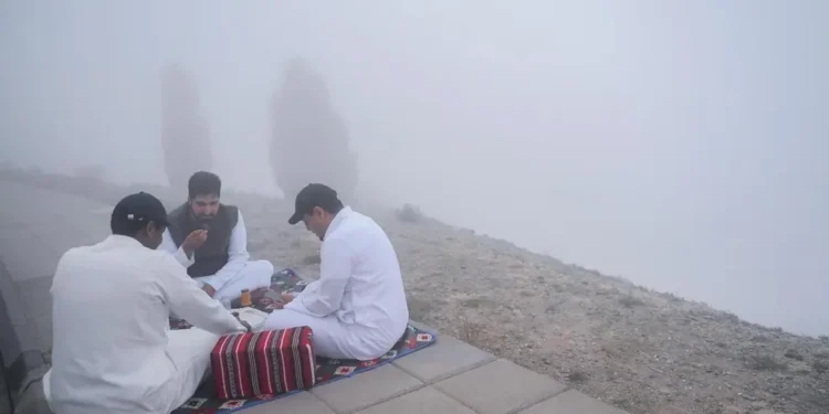 مرتفعات منطقة الباحة وسحر الضباب تجمع الصائمين للإفطار
