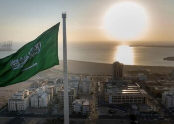 “راية التوحيد” تُرفرف عاليًا بأطول سارية في العالم احتفاءً بـ”يوم العلم”