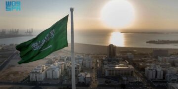 “راية التوحيد” تُرفرف عاليًا بأطول سارية في العالم احتفاءً بـ”يوم العلم”