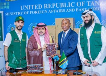 مركز الملك سلمان للإغاثة يسلّم 25 طنًا من التمور هدية المملكة لجمهورية تنزانيا المتحدة