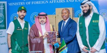 مركز الملك سلمان للإغاثة يسلّم 25 طنًا من التمور هدية المملكة لجمهورية تنزانيا المتحدة