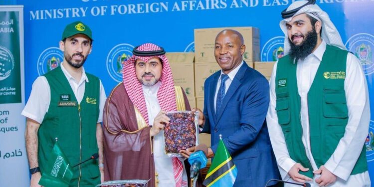 مركز الملك سلمان للإغاثة يسلّم 25 طنًا من التمور هدية المملكة لجمهورية تنزانيا المتحدة