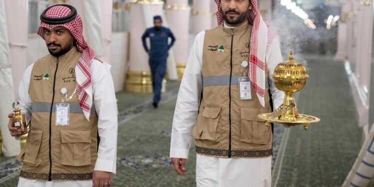 ٤٥٠ جولة تطييب وتبخير بالمسجد النبوي خلال أول 10 أيام من رمضان