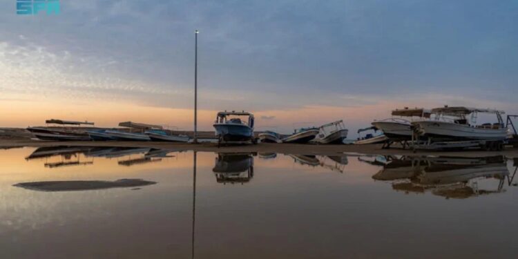 أمطار تهطل على محافظة الوجه