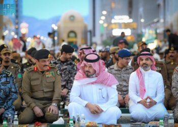 أمير منطقة المدينة المنورة يشارك رجال الأمن إفطارهم في ساحة المسجد النبوي