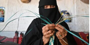 أيادِ تحمل عبق الأجداد.. حرفيات جزر فرسان يحافظن على تراثها وهويتها البحرية