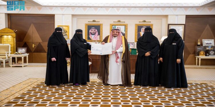 أمير القصيم يتسلم التقرير السنوي لجمعية الملك عبدالعزيز النسائية ببريدة