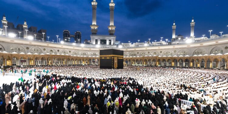 تقنية حديثة لرصد التدفقات والحشود في الأبواب الرئيسية بالمسجد الحرام