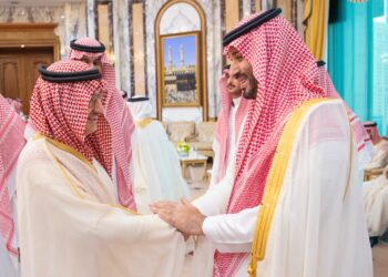 ولي العهد يستقبل الأمراء وكبار المسؤولين بعد أداء صلاة العيد