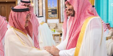 ولي العهد يستقبل الأمراء وكبار المسؤولين بعد أداء صلاة العيد