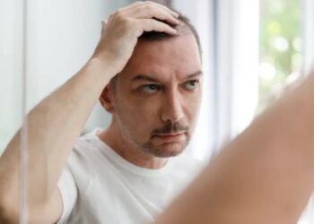 طريقة استخدام عصير البصل لإعادة نمو الشعر في المناطق الصلعاء