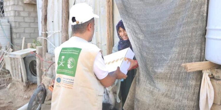 مركز الملك سلمان للإغاثة يوزّع 1.312 كرتون تمر في عدة مديريات بمحافظة مأرب