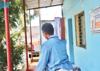 مركز الملك سلمان للإغاثة يوزّع 3.800 كرتون تمر في عدد من مديريات محافظة عدن