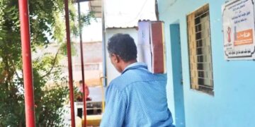 مركز الملك سلمان للإغاثة يوزّع 3.800 كرتون تمر في عدد من مديريات محافظة عدن