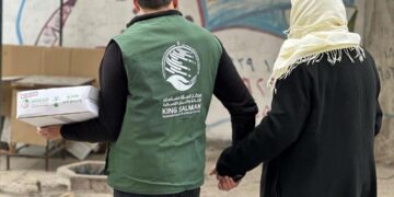 مركز الملك سلمان للإغاثة يوزّع 2.812 كرتون تمر في بلدة تل شهاب بمحافظة درعا