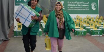 مركز الملك سلمان للإغاثة يوزّع 172 سلة غذائية في قرية الناعمة بمحافظة جبل لبنان