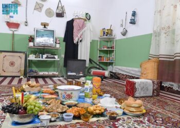 شاب سعودي يستحضر مشاهد الإفطار الرمضاني قديمًا في “مجلس الثمانينات”
