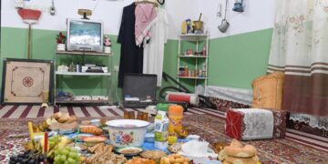 شاب سعودي يستحضر مشاهد الإفطار الرمضاني قديمًا في “مجلس الثمانينات”