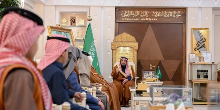 أمير القصيم يتسلَّم التقرير الختامي لمهرجان الصقور 2025 ويكرّم الفائزين