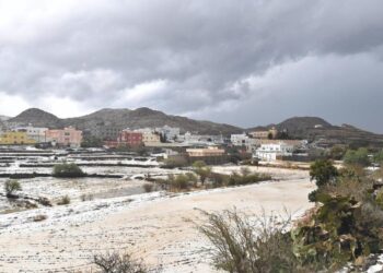 أمطار غزيرة وبرد كثيف يرسمان مشهدًا خلابًا في عسير