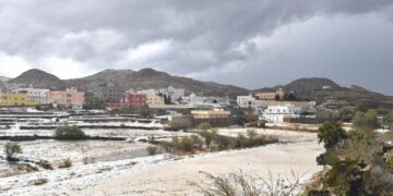 أمطار غزيرة وبرد كثيف يرسمان مشهدًا خلابًا في عسير
