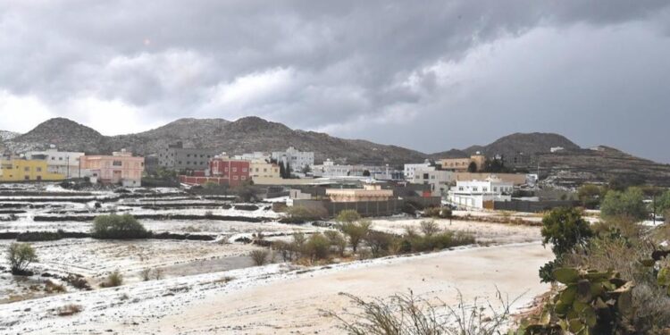 أمطار غزيرة وبرد كثيف يرسمان مشهدًا خلابًا في عسير