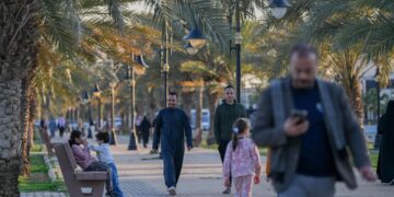 إقبال متزايد على رياضة المشي قبيل الإفطار في منطقة الحدود الشمالية