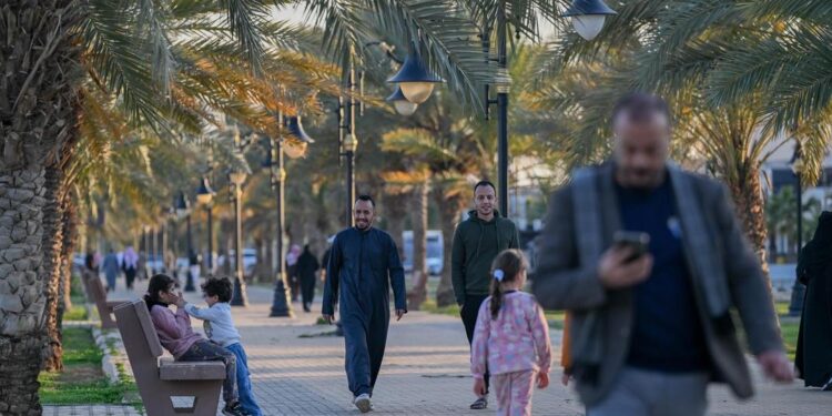 إقبال متزايد على رياضة المشي قبيل الإفطار في منطقة الحدود الشمالية