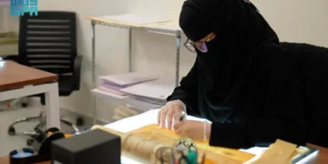 باحثات سعوديات يدرن مركز الترميم والمعالجة بمكتبة الملك عبدالعزيز العامة