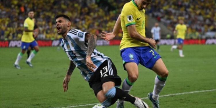 الأرجنتين يواجه البرازيل اليوم في تصفيات كأس العالم 2026