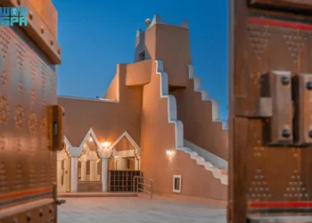 مشروع الأمير محمد بن سلمان لتطوير المساجد التاريخية يعيد بناء مسجد القبلي بالمواد الطبيعية على الطراز النجدي