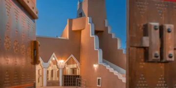 مشروع الأمير محمد بن سلمان لتطوير المساجد التاريخية يعيد بناء مسجد القبلي بالمواد الطبيعية على الطراز النجدي