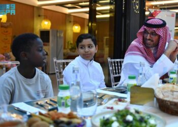 محافظ جدة يُشارك مجموعة من الأيتام حفل الإفطار الرمضاني