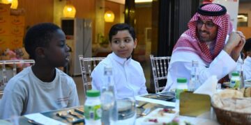 محافظ جدة يُشارك مجموعة من الأيتام حفل الإفطار الرمضاني