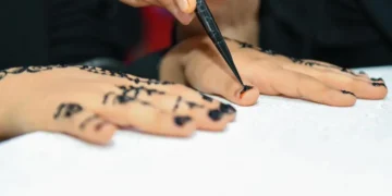 “حناء الصيام” .. عادة رمضانية تشجع الأطفال على الصيام في الحدود الشمالية